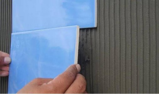 裝修小知識：瓷磚膠薄貼會貴多少_為什么墻面平整度要求高